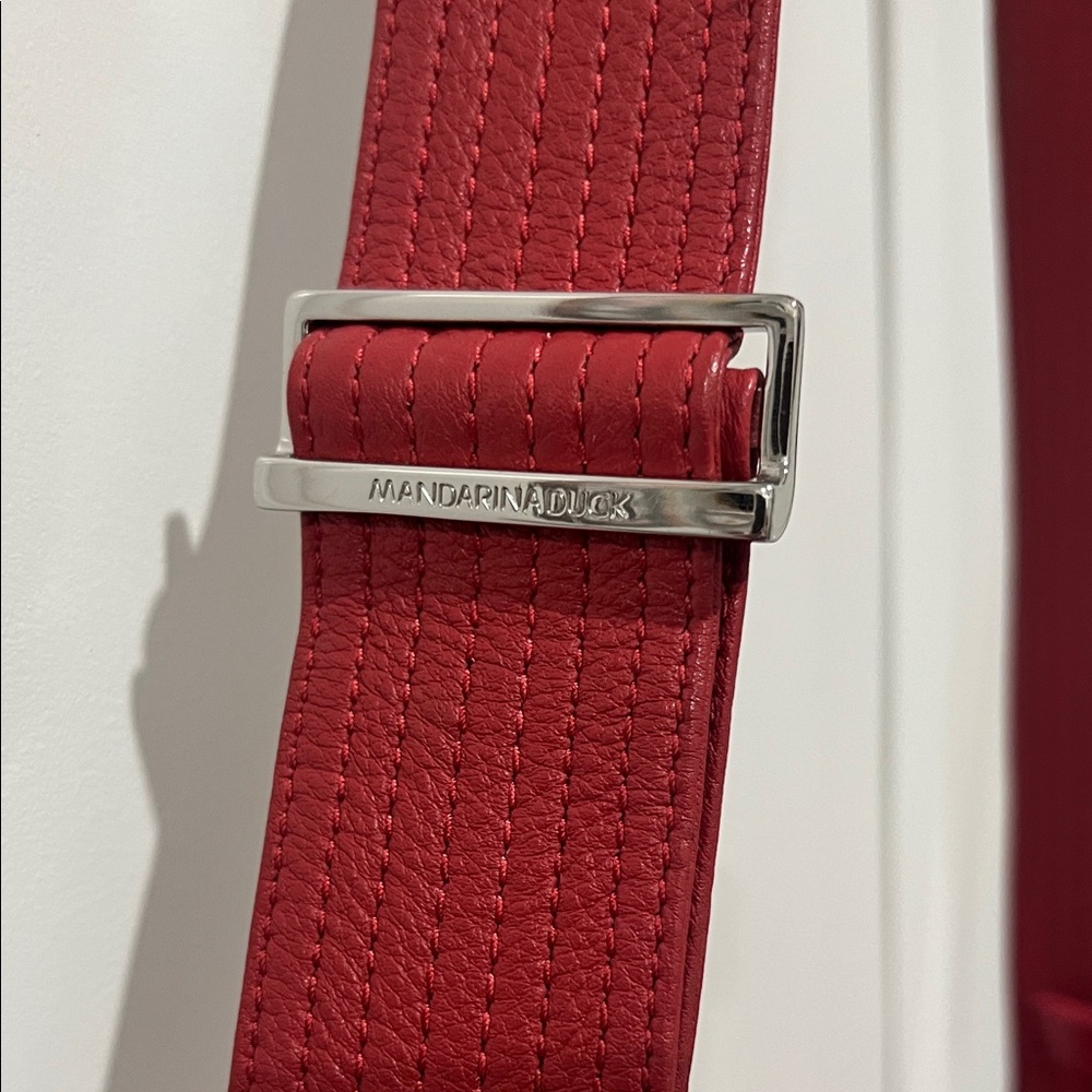 Elegant Mandarina Duck Red Leather Crossbody Bag - Picture 4 of 12